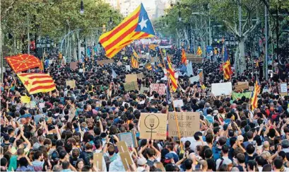  ??  ?? PROTESTA. Miles de catalanes se sumaron al paro de 24 horas, en protesta por la represión de la policía el domingo.