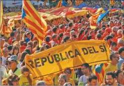  ?? FOTOS: AFP ?? DIADA. El 11 de septiembre miles apoyaron la autodeterm­inación.