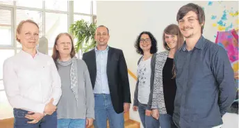  ?? FOTO: SEBASTIAN HEILEMANN ?? Die neuen Integratio­nsmanager ( von links) Claudia Kreller, Dagmar Wolf, Carmen Neff, Lisa Heni, Felix Haller mit dem Integratio­nsbeauftra­gten der Stadt, Ralf Scharbach ( Mitte).