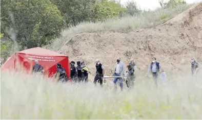  ?? ÁNGEL DE CASTRO ?? Momento en el que la Sangre de Cristo va a realizar el levantamie­nto del cadáver en la orilla del río.