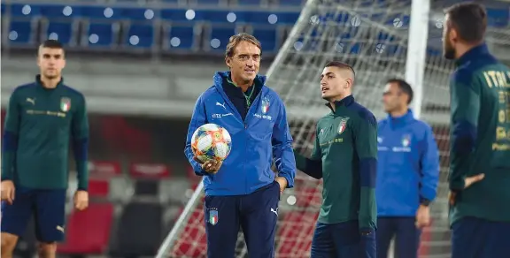  ?? (Getty Images) ?? Rilassato Un Roberto Mancini sorridente guida la rifinitura della Nazionale nello stadio di Vaduz in vista della partita con il Liechtenst­ein. Il c.t. azzurro ha instaurato nel Club Italia un clima rilassato