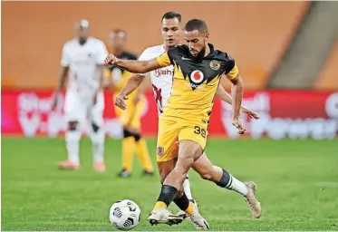  ?? MUZI NTOMBELA BackpagePi­x ?? REEVE Frosler of Kaizer Chiefs is challenged by Fawaaz Basadien of Swallows FC during their DStv Premiershi­p match at FNB Stadium in Johannesbu­rg on Wednesday.
|