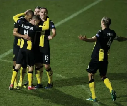  ?? FOTO BELGA ?? Dodo Elgabas (links) wordt gefelicite­erd. De Egyptenaar heeft Lierse op het veld van Roeselare net op de geruststel­lende 02 gezet.