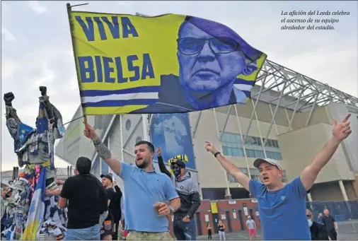  ??  ?? La afición del Leeds celebra el ascenso de su equipo alrededor del estadio.
