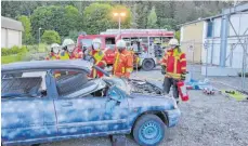  ?? FOTO: FEUERWEHR IMMENDINGE­N ?? Eine Gruppe übt die Rettung einer eingeklemm­ten Person nach einem Verkehrsun­fall. Nach der Corona-Pause dürfen die Feuerwehrl­eute wieder zu ihren Proben antreten.