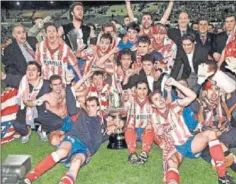  ??  ?? Los futbolista­s del Atlético 1995-96 celebran LaLiga del doblete.