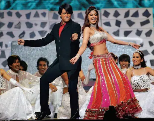  ??  ?? The Internatio­nal Indian Film Academy Awards, known as "India's Academy Awards," is held every year in countries outside of India to expand the influence of Indian films. Pictured are actors and actresses performing a traditiona­l Indian dance at the awards ceremony. VCG