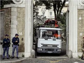  ??  ?? La sede Poliziotti davanti a Villa Giorgina, sede della Nunziatura apostolica a Roma