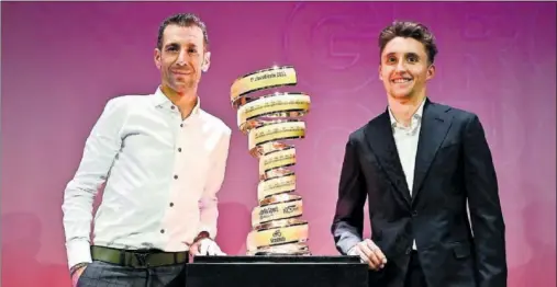  ?? ?? El recién retirado Vincenzo Nibali (izquierda) posa con Jai Hindley, campeón del Giro 2022, junto al Trofeo Senza Fine.