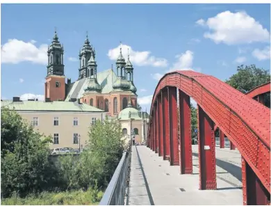  ?? FOTOS: SABINE MATTERN ?? Über die Bischof-Jordan-Brücke gelangt man zum Posener Dom.