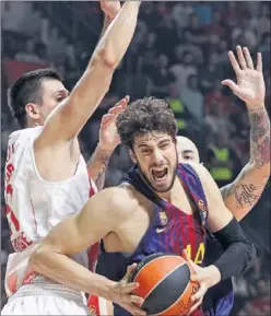  ??  ?? SUPERADO. Ante Tomic, defendido por Milko Bjelica y Pero Antic.