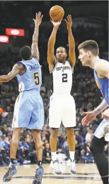  ?? Tom Reel / San Antonio Express-News ?? Kawhi Leonard (center) had 34 points, his fifth straight game with 30 or more, in San Antonio’s win over Denver.