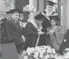  ??  ?? Ting (second left) presents the Permata Merit award to fifth former Nicole Emily Johnny, witnessed by Suif at far left and Haslinda.