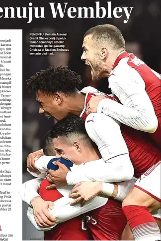  ?? GLYN KIRK/AFP ?? PENENTU: Pemain Arsenal Granit Xhaka (kiri) dipeluk teman-temannya setelah mencetak gol ke gawang Chelsea di Stadion Emirates kemarin dini hari.