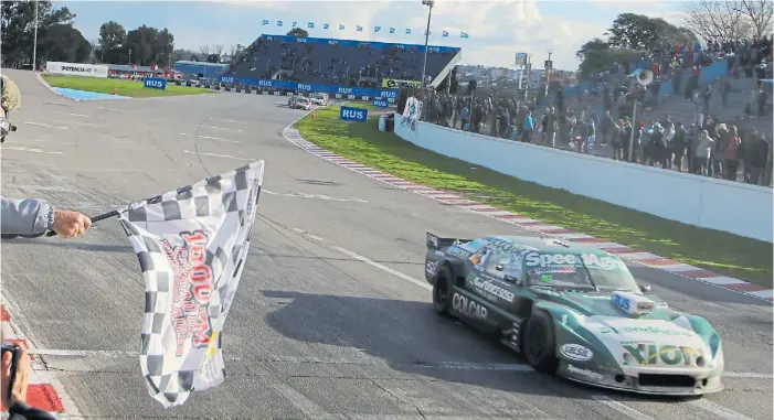  ??  ?? El final. Bandera a cuadros para Agustín Canapino y su Chevrolet en el Autódromo. Combinació­n ideal entre gran piloto y buena estrategia de carrera para ganar los 1.000 kilómetros.