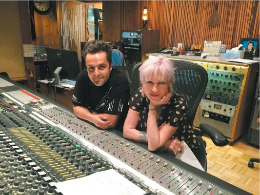  ?? PHOTO COURTOISIE ?? Dumas et Cyndi Lauper se sont retrouvés au Sear Sound Studio de New York, en juillet dernier, pour travailler sur la chanson Together. La pièce écrite par le Québécois se retrouvera sur la trame sonore anglophone de La course des tuques.