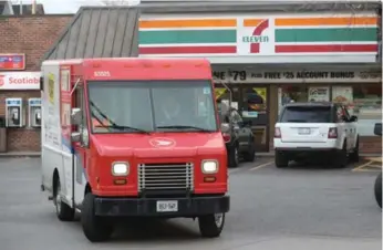  ?? STEVE RUSSELL/TORONTO STAR ?? The Canada Post pickup location at the 7/11 at Dundas and Dovercourt Aves. has no room for packages, staff say.