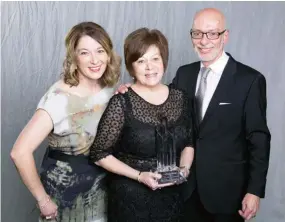  ?? Photo : Gracieuset­é Ryan Francoz ?? Lisa, Anita et Allan Malbranck, ont reçu le prix d’« Ambassadeu­r de l’année dans le commerce de détail indépendan­t » par le Conseil canadien du commerce de détail pour leur bijouterie Diamond Gallery.