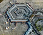  ?? Foto: Tino Schöning, dpa ?? Das Markenzeic­hen von Tegel: der sechseckig­e Terminal mit den kurzen Wegen.