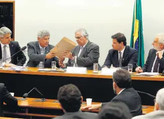  ?? ANDRE DUSEK/ESTADÃO ?? Ética. Chico Alencar entrega pedido ao presidente do conselho, José Carlos Araújo (PSD-BA)