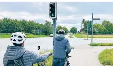  ?? RP-FOTO: NIKOLEI ?? Autos haben an der Kreuzung Frankfurte­r Straße / Emmelsumer Straße 55 Sekunden lang grün, Radler und Fußgänger nur 15 Sekunden.