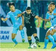  ?? ALLEX QOMARULLA/JAWA POS ?? HARUS BERBENAH: Kei Hirose (kiri) dan Delfin Rumbino (kanan) mengepung gelandang Persib Bandung Esteban Vizcarra pada laga Kamis lalu (8/8).