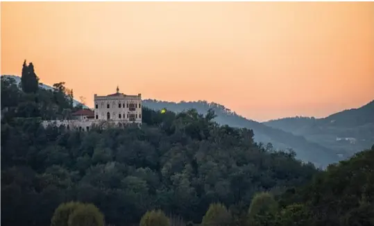  ??  ?? Sopra: la neogotica Villa Draghi sulle pendici del monte Alto.Sotto: i reperti archeologi­ci di epoca romana di Montegrott­o e uno dei numerosi angoli di Arquà Petrarca per una sosta all’insegna del buon gusto.