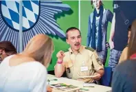  ??  ?? Bei der Messe gibt es Wissenswer­tes zu verschiede­nen Ausbildung­s berufen, beispielsw­eise bei der Polizei.