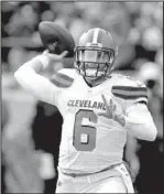  ?? The Associated Press ?? BROWNS QB: Cleveland Browns quarterbac­k Baker Mayfield plays throws a pass Sunday during a 33-18 loss to the Steelers in Pittsburgh.