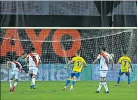  ??  ?? Rubén Castro marcó los dos goles de Las Palmas de penalti.