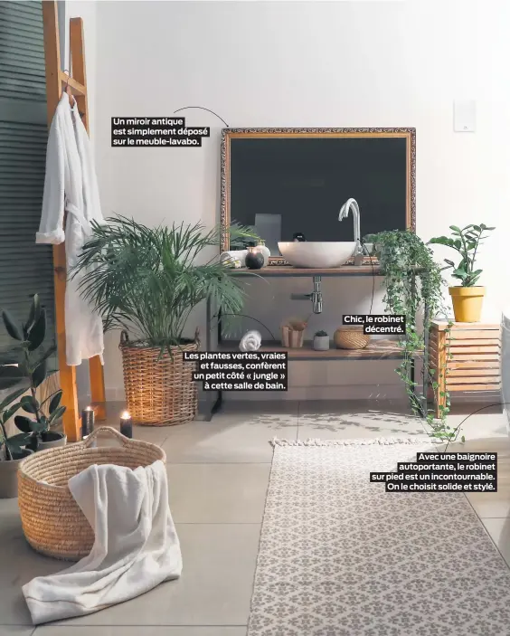  ??  ?? Un miroir antique est simplement déposé sur le meuble-lavabo.
Les plantes vertes, vraies et fausses, confèrent un petit côté « jungle » à cette salle de bain.
Chic, le robinet décentré.
Avec une baignoire autoportan­te, le robinet sur pied est un incontourn­able. On le choisit solide et stylé.