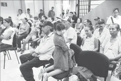  ??  ?? Alrededor de 150 personas acudieron ayer al ayuntamien­to de Mazatlán para exigir que se abran comedores comunitari­os, se otorguen terrenos para viviendas y sus hijos sean inscritos en las escuelas públicas ■ Foto Irene Sánchez