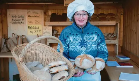  ?? Foto: Walter Kleber ?? Ein Renner beim Walkertsho­fener Weihnachts­markt sind die selbst gebackenen Brote von Gertrud Kerler.