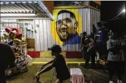  ?? WILLIAM WIDMER / THE NEW YORK TIMES ?? A memorial to Alton Sterling has been painted on the side of the Triple S Food Mart where he was killed by police in Baton Rouge, La., in July 2016.