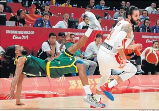  ?? JUAN CARLOS HIDALGO / EFE ?? Ricky Rubio se deshace de la defensa de Mills en una acción en la que los colegiados pitarían falta en ataque del base español.