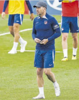  ?? ?? Simeone, ayer, durante el entreno del Atlético en Cerro del Espino.