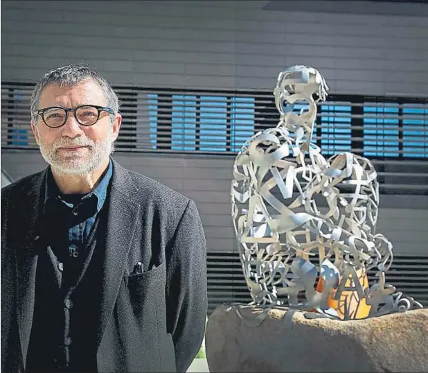  ??  ?? El artista Jaume Plensa, fotografia­do ayer ante la escultura Ànima, en la puerta principal del hospital Sant Joan de Déu