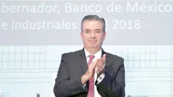  ??  ?? Alejandro Díaz de León, gobernador del Banxico, dijo que la confianza en la institució­n se construye con esfuerzo.