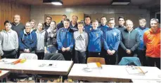  ?? FOTO: SCHIEDSRIC­HTERGRUPPE EHINGEN ?? Verstärkun­g für die Unparteiis­chen im Bezirk Donau: Die neuen Fußballsch­iedsrichte­r der Gruppen Ehingen und Bad Saulgau nach ihrer schriftlic­hen Prüfung.