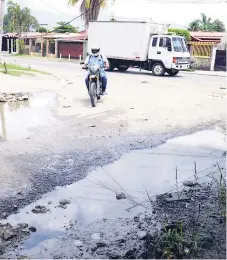  ??  ?? SISTEMA. En este cruce de la primera etapa y la 10 calle se forman lagunas que impiden a los vecinos salir de sus casas.