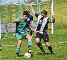  ?? Foto: Marcus Merk ?? Felix Klingenste­in (links) und der SSV Margertsha­usen setzten sich im Verfolgerd­uell gegen den TSV Meitingen (links Philip Wieser) mit 2:1 durch.