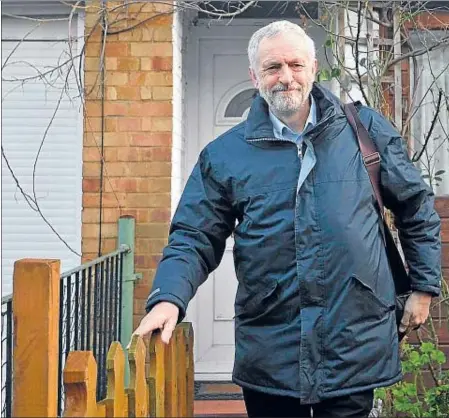  ??  ?? Jeremy Corbyn, a la porta de casa seva, al nord de Londres, aquesta setmana