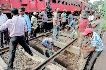  ?? ?? Derailment­s and delays occur because tracks are worn and needed to be replaced. (Pix by M A Pushpa Kumara)