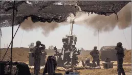  ??  ?? U.S. soldiers from the 82nd Airborne Division fire artillery in support of Iraqi forces fighting Islamic State militants from their base east of Mosul on April 17.