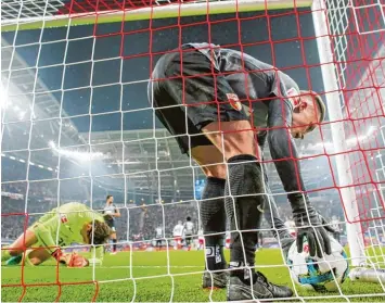  ?? Foto: dpa ?? FCA: Torhüter Marwin Hitz am Boden, Philipp Max holt nach dem 0:2 den Ball aus dem eigenen Tor.