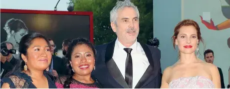  ??  ?? Insieme Da sinistra, le protagonis­te di «Roma» Nancy García, Yalitza Aparicio, il regista premio Oscar Alfonso Cuarón e l’attrice Marina de Tavira sul red carpet di «Roma», il nuovo film dell’autore messicano presentato ieri in concorso a Venezia. La pellicola verrà distribuit­a su Netflix a partire dal 14 dicembre e, in Italia, anche nei cinema