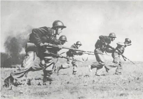  ?? ABC ?? Imagen de una ofensiva en Gandesa (Tarragona), en un episodio de la batalla del Ebro, en 1938