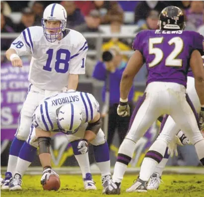  ?? BALTIMORE SUN STAFF ?? Ravens linebacker Ray Lewis stands at the ready as Colts quarterbac­k Peyton Manning barks out signals before a play on Dec. 2, 2001.