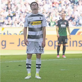  ?? FOTO: IMAGO ?? „Das darf doch nicht wahr sein“: Jonas Hofmann nach einer vergebenen Großchance im Spiel gegen den FC Augsburg. Hätte er genauer gearbeitet, wäre es vielleicht mehr geworden als nur ein 1:1.