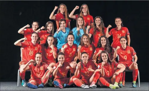  ??  ?? CONJURADAS. Las Sub-17 de Toña Is posan para UEFA con un gesto de victoria y lucha antes de la final ante Alemania.